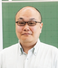藤井専任講師の顔写真