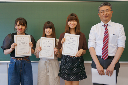 最優秀賞チームの皆さん（１名当日欠席）とホテルの担当者様